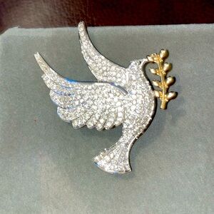 Beautiful sparkling Dove Brooch!